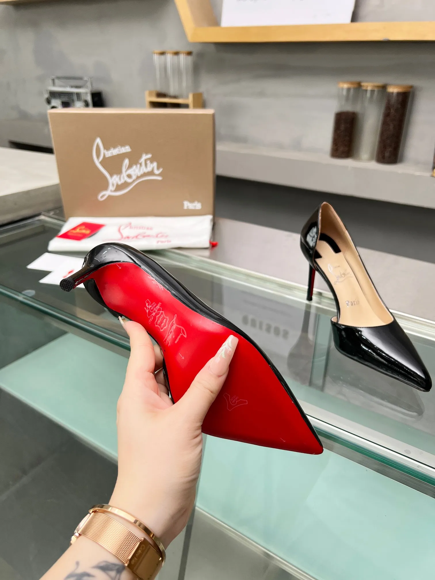 👟👟Ex-factory price 560👟👟 Christian Louboutin CL red-soled shoes‖ Globally limited edition! Blessings from Las Vegas❤ Inspired by the colorful neon of Las Vegas🎆 A century-old classic that will never go off the shelves. Handmade, exquisite craftsmanship❗Collectible work❗ Absolutely eye-catching existence🌟 Classic stiletto fashion shoes, you can't resist them at all. Absolute sexy goddess, releasing invincible femininity. The gorgeous red bottom is like the red carpet that the queen walks on when she ascends to the top. She is full of aura in every minute. Whether in love or in the workplace, she is famous in the end. Extraordinarily fascinating and full of femininity! Suitable for all kinds of gatherings 💎 Undefeated classic, all original models are made to order 🍳Fabrics: cow lacquer/silk/grete 🍳Inner lining: imported soft sheepskin lining feet 🍳Outsole: original genuine leather sole 🍳Heel height: 3cm/8.5cm/10.5cm higher inside the flat bottom 🍳Color: apricot ox lacquer, black ox lacquer, white ox lacquer Black Silk Silver Grete 🍳Size: 35-39 (40/41/42/43 customized, non-refundable) Standard size 🍳Packing: with cloth bag, card